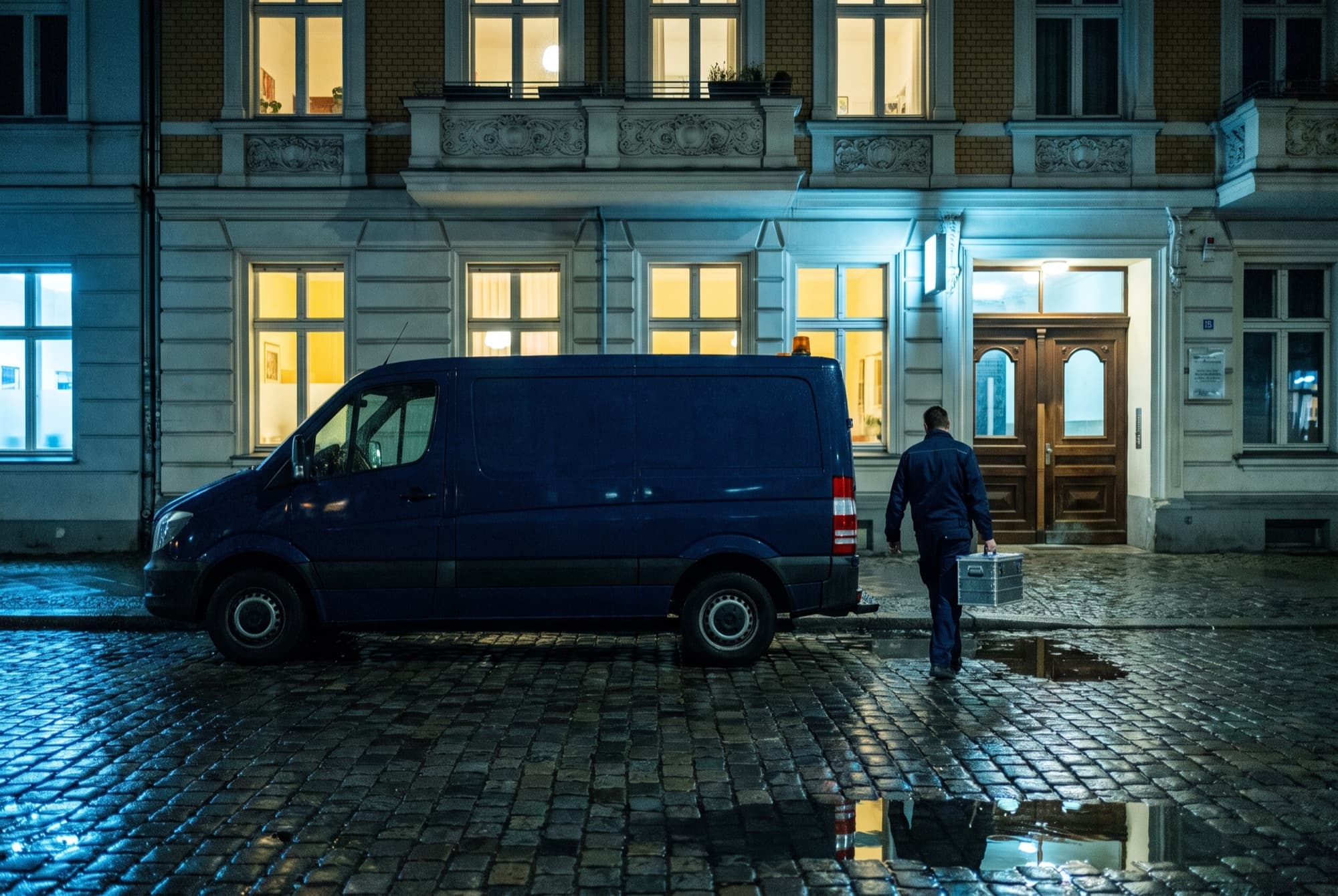 Monteur im Einsatz bei einem Heizungsausfall in Berlin bei Nacht